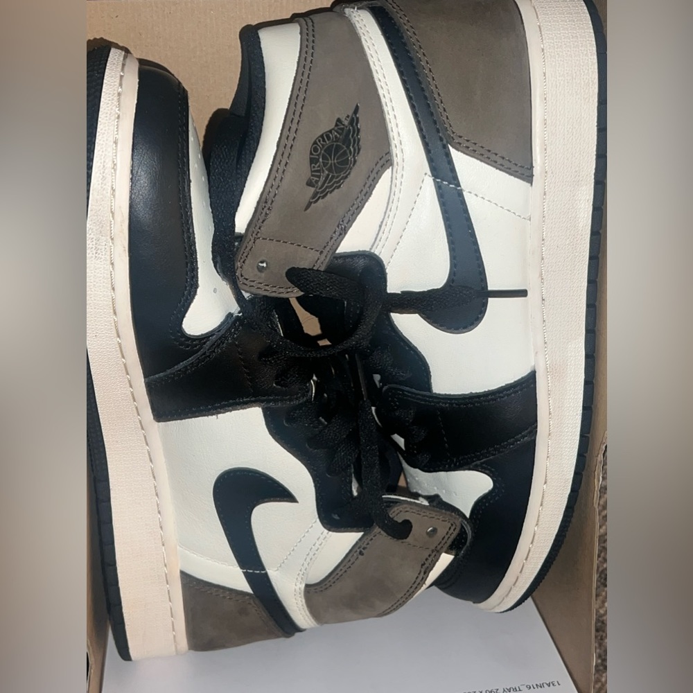 Air Jordan 1 retro high of GS dark mocha